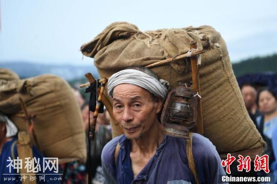 三峡库区老人展示盐运民俗文化-5.jpg