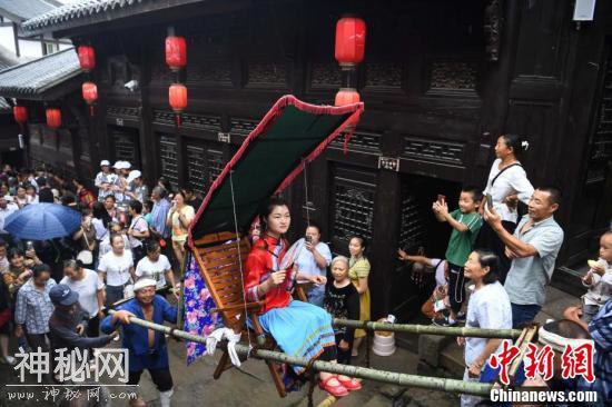 三峡库区老人展示盐运民俗文化-2.jpg