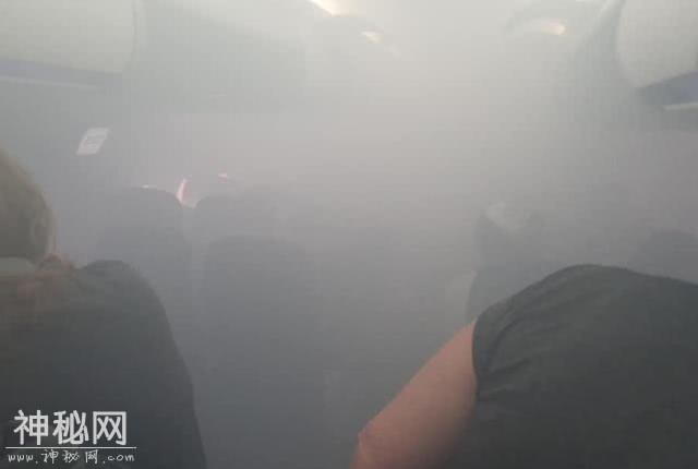 英航客机舱内突然烟雾弥漫紧急降落，乘客吓坏：感觉像恐怖片-2.jpg