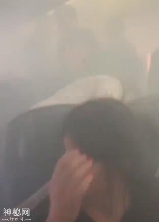 飞机机舱内突然烟雾弥漫紧急降落，乘客吓坏：感觉像恐怖片-7.jpg
