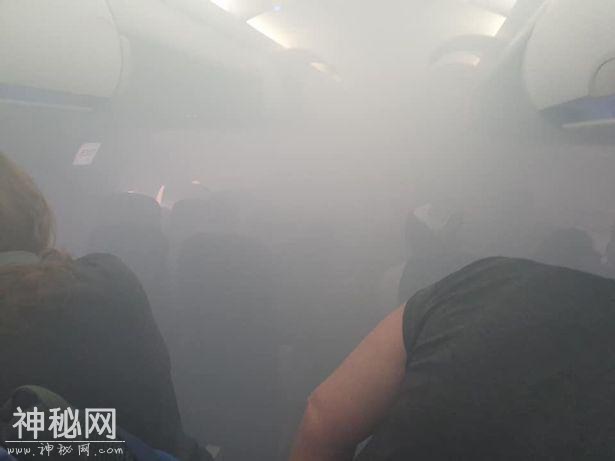 伦敦飞西班牙航班因浓烟涌入客舱迫降，亲历者：感觉像恐怖片-1.jpg