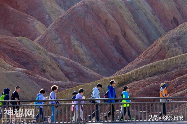 张掖：暑期张掖地质公园游客多-5.jpg