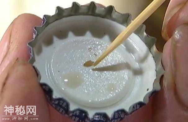店主女儿发现豆奶中有蛆虫，他没在意，之后又有食客发现，这下麻烦了-2.jpg