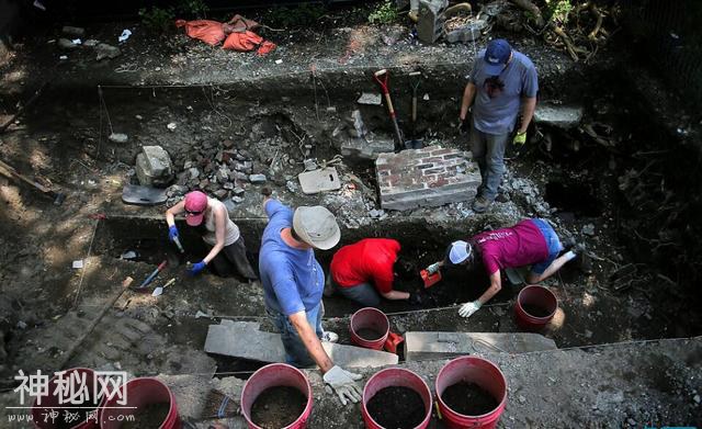 志愿者在波士顿唐人街进行考古挖掘 发现大量文物-1.jpg