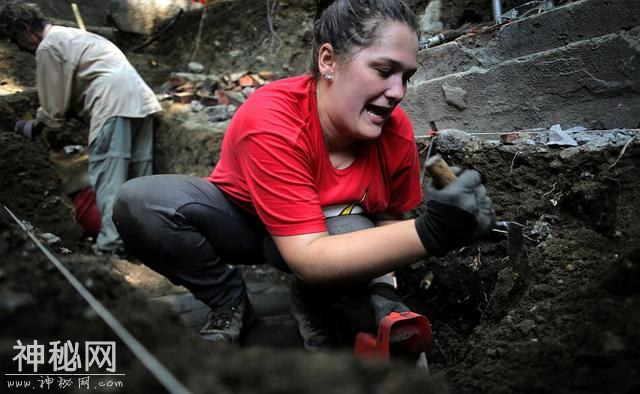 志愿者在波士顿唐人街进行考古挖掘 发现大量文物-2.jpg