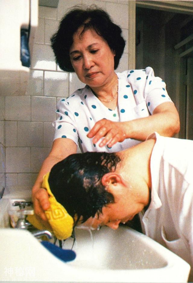 美人不迟暮：即便婚姻不幸，身患绝症，但98岁秦怡依然笑对人生-10.jpg