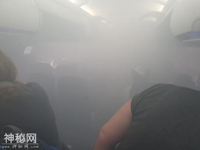 机舱冒烟！英航一架航班带浓烟迫降，乘客如经历恐怖片-2.jpg