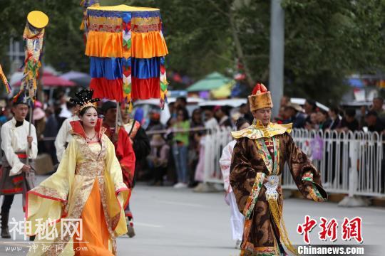 “潇洒康巴人”青海玉树街头巡演 展现民俗风情-3.jpg