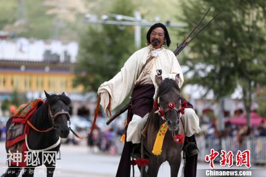 “潇洒康巴人”青海玉树街头巡演 展现民俗风情-2.jpg
