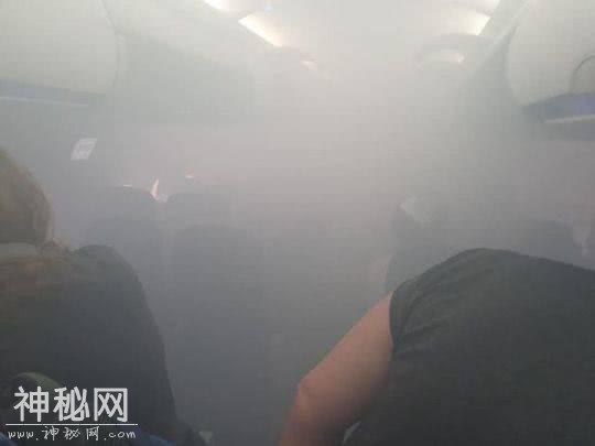 英国牙航班浓烟涌入客舱，只得迫降，亲历者：感觉像恐怖片-1.jpg