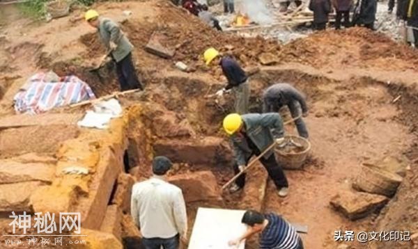 考古专家挖掘古墓，不料发现是自家先人的墓。挖到一半便停工了-2.jpg