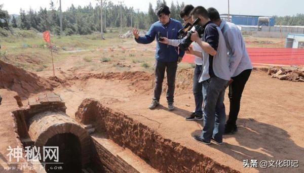 考古专家挖掘古墓，不料发现是自家先人的墓。挖到一半便停工了-4.jpg