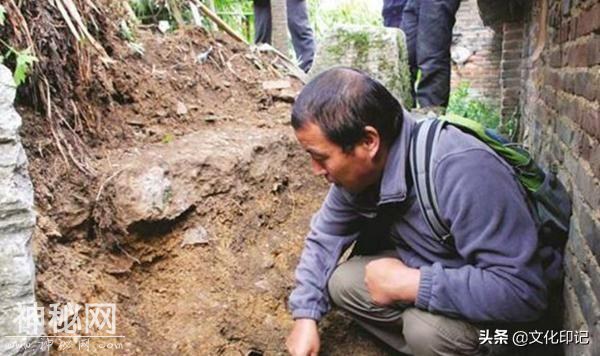 考古专家挖掘古墓，不料发现是自家先人的墓。挖到一半便停工了-3.jpg