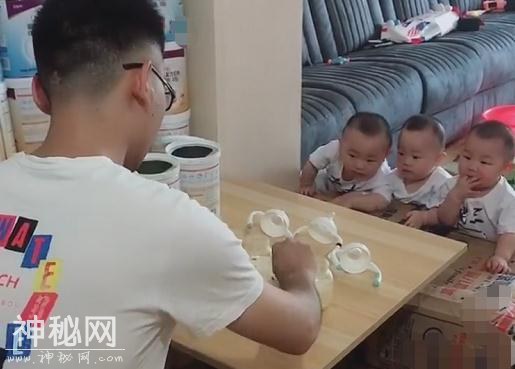 奶爸“抖菜绝技”式为娃冲奶粉，激动的心颤抖的手一勺子不能少-2.jpg