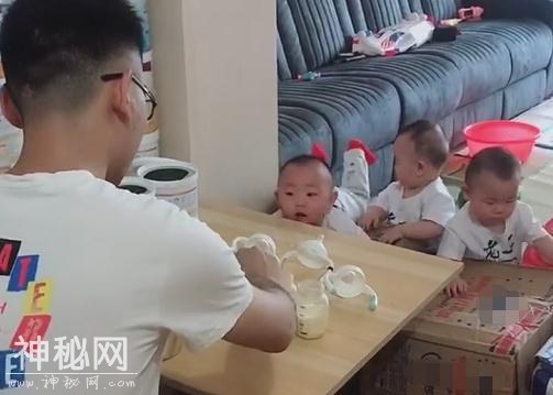 奶爸“抖菜绝技”式为娃冲奶粉，激动的心颤抖的手一勺子不能少-4.jpg