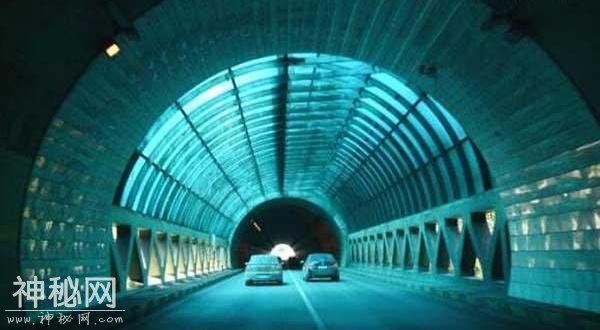 秦岭隧道施工灵异事件，不明原因的敲头事件-1.jpg