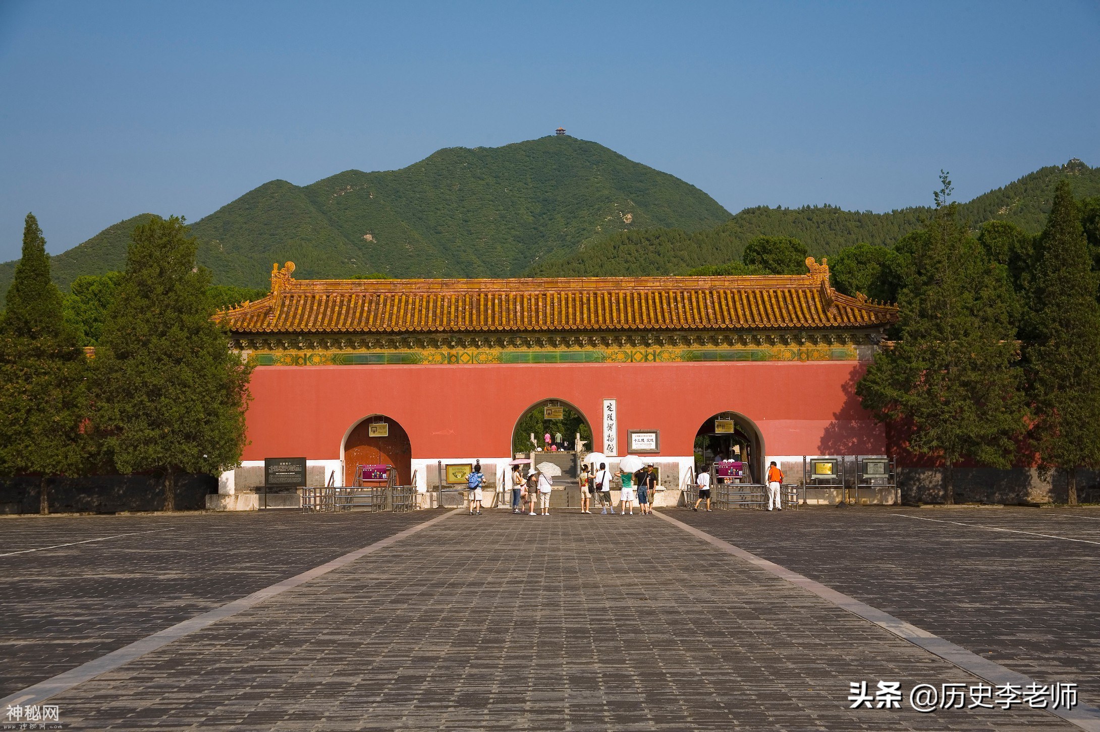 定陵考古现场照片：丝织物瞬间化为灰烬，郭沫若亲临现场指导发掘-1.jpg