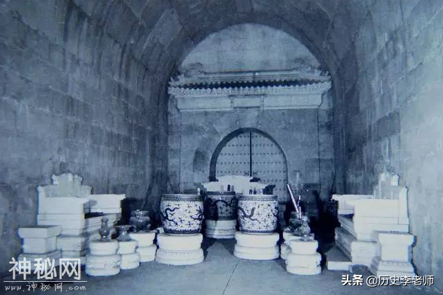 定陵考古现场照片：丝织物瞬间化为灰烬，郭沫若亲临现场指导发掘-4.jpg