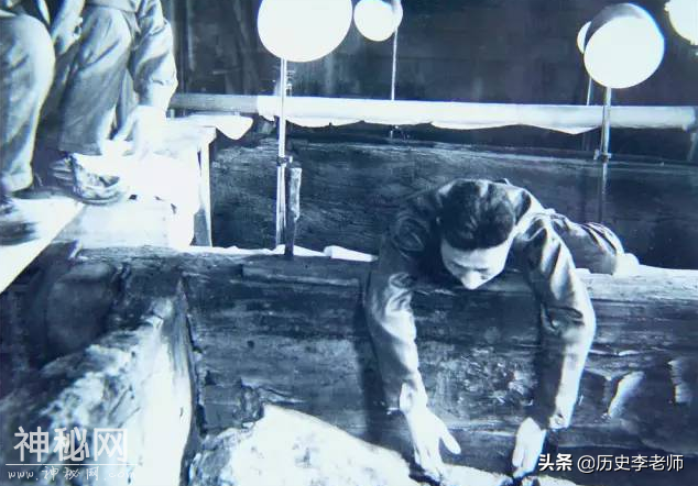 定陵考古现场照片：丝织物瞬间化为灰烬，郭沫若亲临现场指导发掘-10.jpg