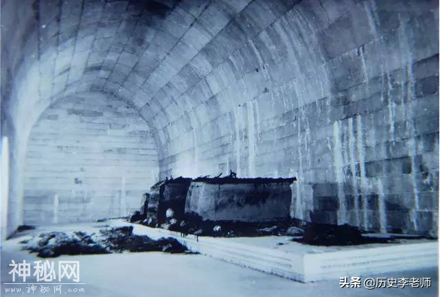 定陵考古现场照片：丝织物瞬间化为灰烬，郭沫若亲临现场指导发掘-7.jpg