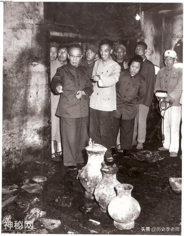 定陵考古现场照片：丝织物瞬间化为灰烬，郭沫若亲临现场指导发掘-8.jpg