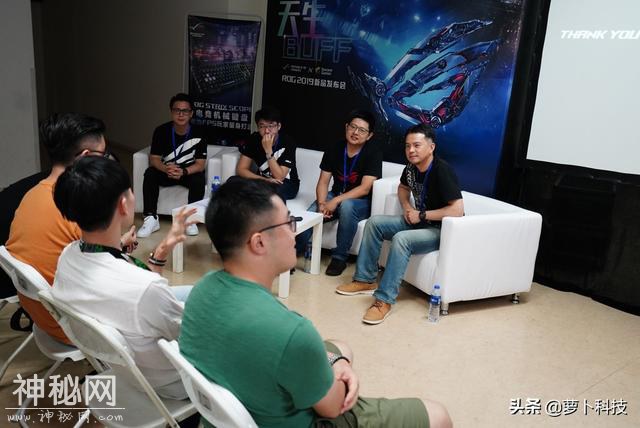 做电竞界的科幻潮牌，ROG 2019新品发布会外设专访-5.jpg