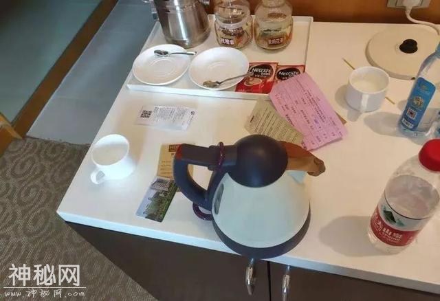 男子入住五星酒店，喝完水才发现烧水壶里有...网友吵疯了-4.jpg