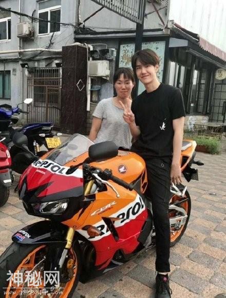 美妆UFO丨想被王嘉尔王一博抱在怀里？他们pick的香水不可错过-28.jpg