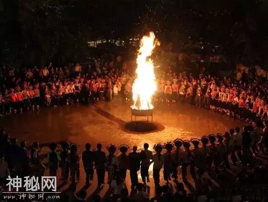「边疆时空」民俗节庆 | 古老传统的彝族火把节，彝族人民的新年-5.jpg