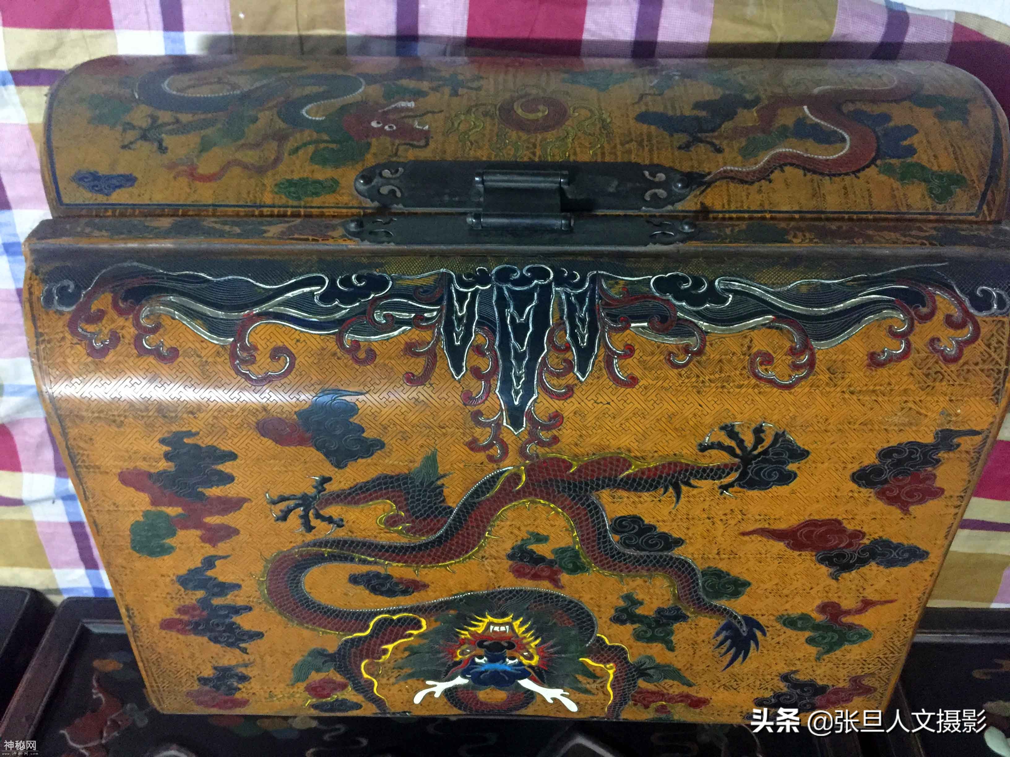 山西发现一个古时候财主家装金银财宝的箱子 上面画的了龙 真气派-2.jpg
