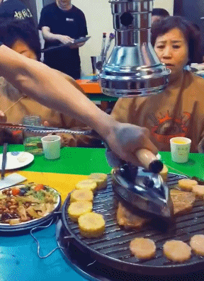 「搞笑GIF动图」今日魔性沙雕图，电熨斗的新用法-1.jpg