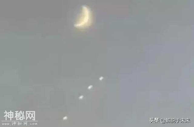 美多个UFO傍月而出，目击者用手机拍下奇怪画面，引发民众恐慌-1.jpg