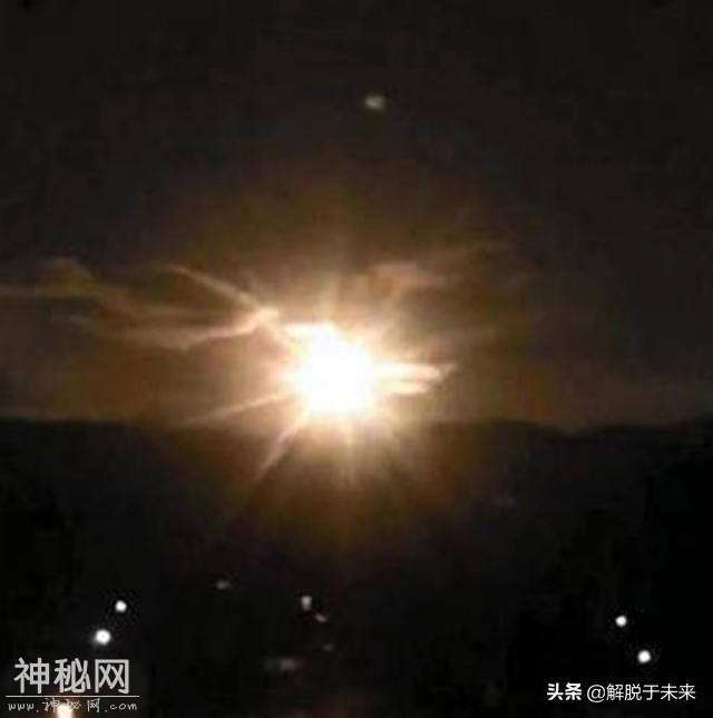美多个UFO傍月而出，目击者用手机拍下奇怪画面，引发民众恐慌-3.jpg