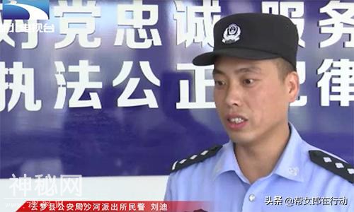 光天化日“盗墓”？两男子挖出500多枚古币，村民围堵抓个现行-1.jpg