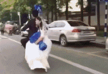 搞笑GIF：哥们，你媳妇掉了，真是粗心啊-1.jpg