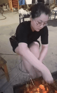 搞笑GIF：哥们，你媳妇掉了，真是粗心啊-4.jpg