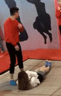 搞笑GIF：哥们，你媳妇掉了，真是粗心啊-8.jpg