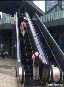 搞笑GIF：哥们，你媳妇掉了，真是粗心啊-9.jpg