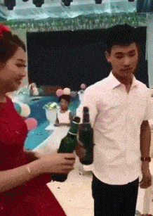 搞笑GIF：妹子在找什么呢，需要我帮忙吗-1.jpg