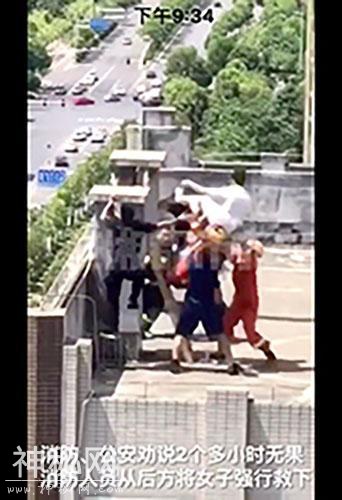 他用身体当“肉垫”“熊抱”救下轻生女-2.jpg