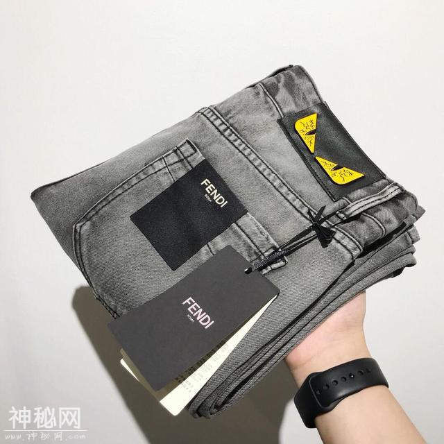2019最火“烟灰色”四季牛仔裤出炉！车工走线，线条都极其高端-3.jpg