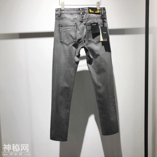 2019最火“烟灰色”四季牛仔裤出炉！车工走线，线条都极其高端-2.jpg