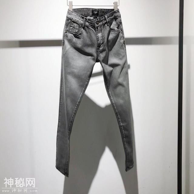 2019最火“烟灰色”四季牛仔裤出炉！车工走线，线条都极其高端-1.jpg