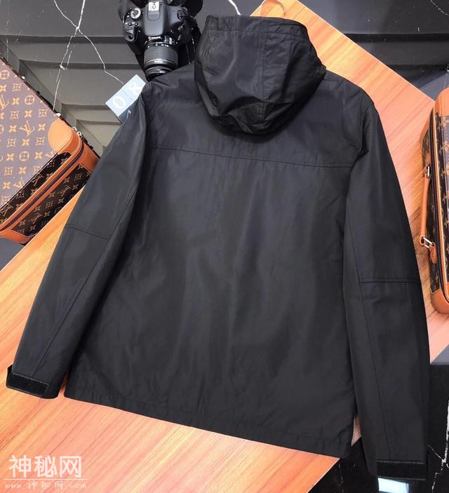 supreme+LV国际奢侈潮牌，设计的如此简单，价格却不便宜-4.jpg