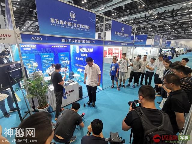 四个纸杯能承重近1.5吨！黑科技涂层亮相军博会-2.jpg