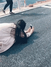 搞笑GIF：妹子为了拍出好的照片也是拼了-1.jpg