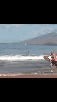 搞笑GIF：妹子为了拍出好的照片也是拼了-6.jpg