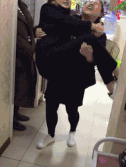 搞笑GIF：妹子为了拍出好的照片也是拼了-5.jpg