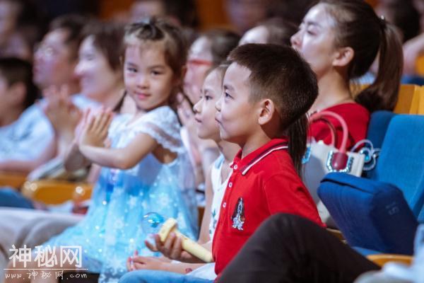 霍思燕带儿子嗯哼看魔术表演 台上台下气氛欢乐-9.jpg