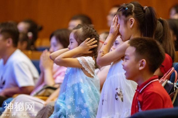 霍思燕带儿子嗯哼看魔术表演 台上台下气氛欢乐-10.jpg